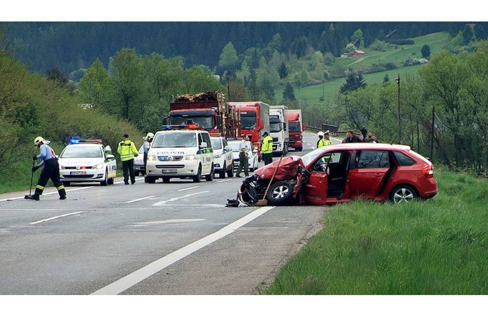 Foto: Na hlavnom ťahu medzi Banskou Bystricou a Breznom došlo k vážnej nehode