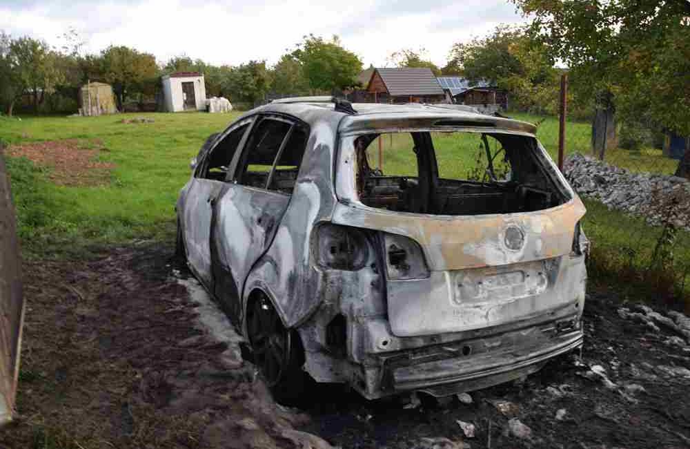 Foto: V obci Badín horelo auto, prípad vyšetruje polícia