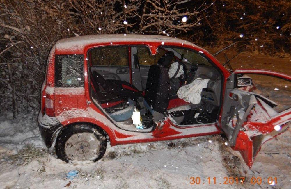 Foto: Dopravný chaos v Banskobystrickom kraji, na sneženie doplatila aj mladá vodička