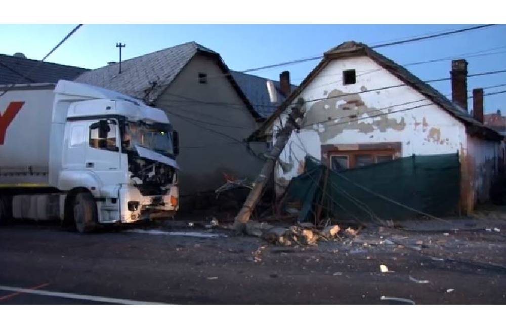 Kamión takmer skončil v rodinnom dome, kde spala rodina s deťmi, zastavil ho až betónový stĺp