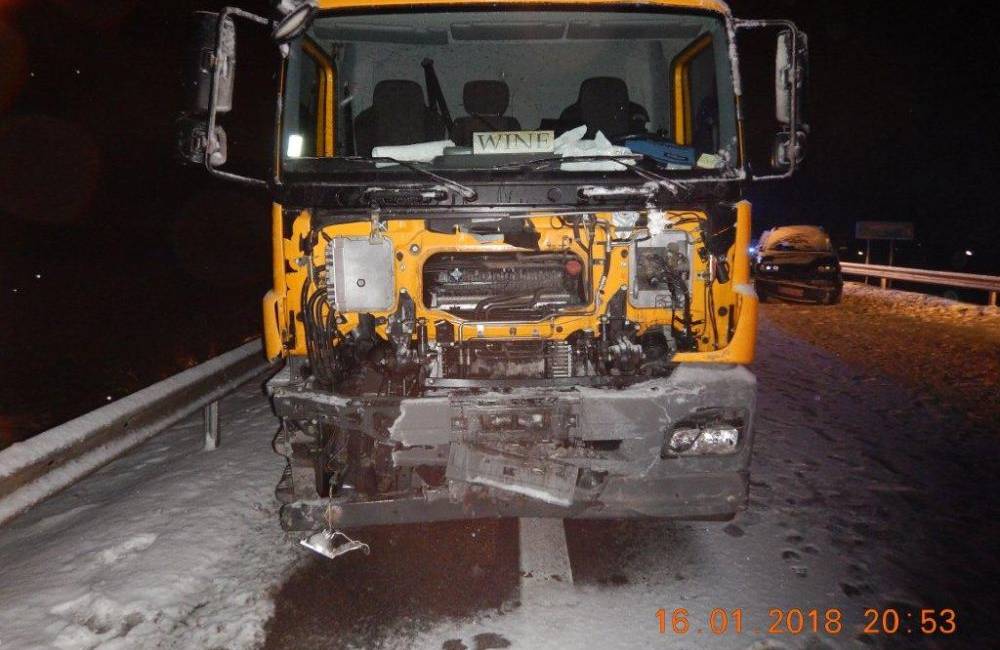 Foto: Zbytočná smrť na ceste. Vodič zrážku so smetiarskym autom neprežil, na snehu išiel príliš rýchlo