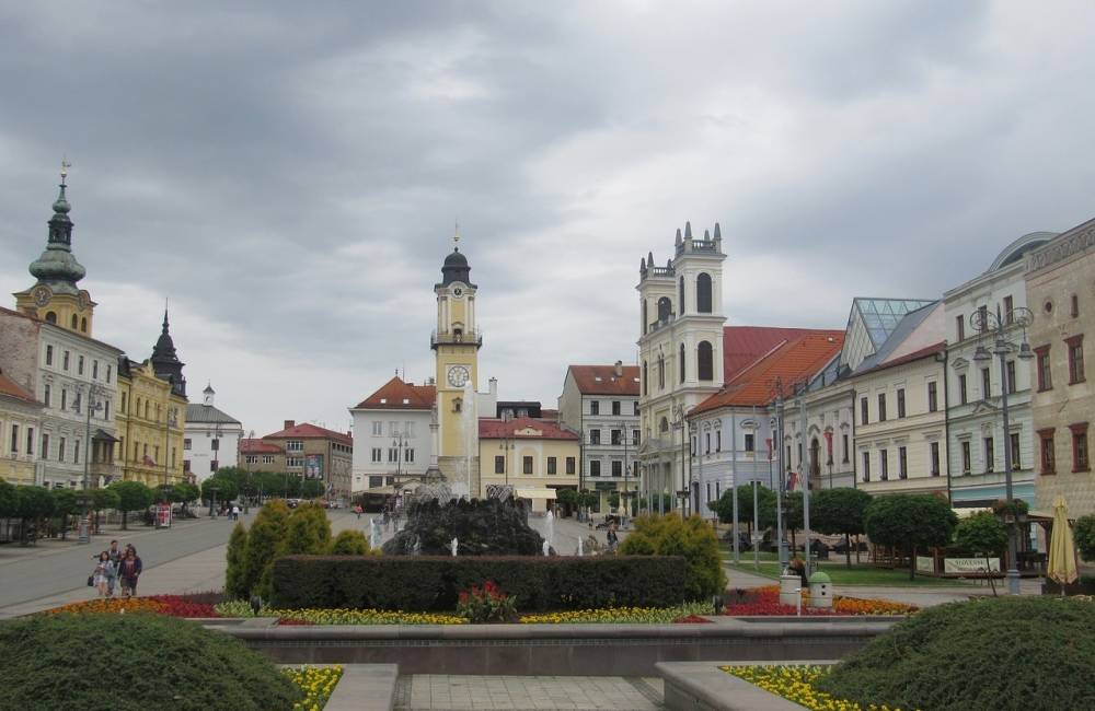 Mesto Banská Bystrica reaguje na krok aktivistov, ktorí rozvešali krvavé tričká po uliciach