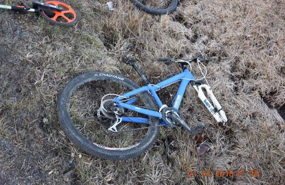 Nepozorných chlapcov na bicykloch zrazila vodička, 14-ročný cyklista utrpel vážne zranenia