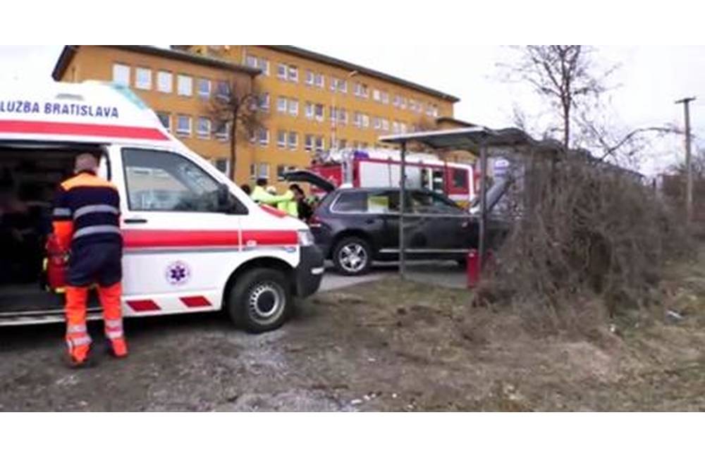 Auto skončilo v autobusovej zastávke, 74-ročnému vodičovi zadržali vodičský preukaz