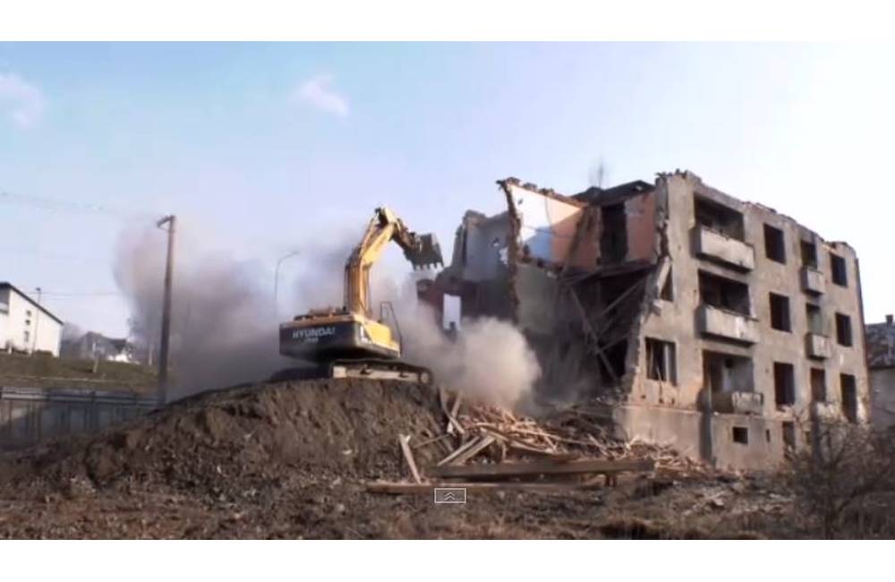 V Brezne búrajú bytovku v ktorej žilo 170 ľudí, zdevastovanú budovu nahradí priemyselná zóna