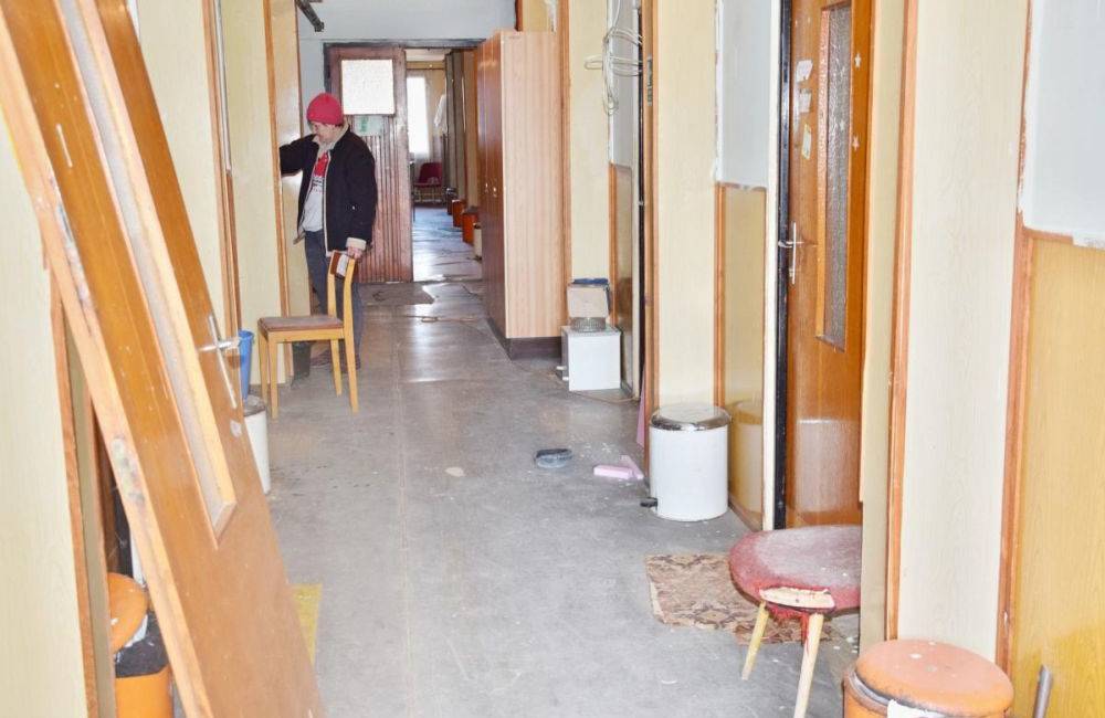 V Brezne renovujú budovu sociálnych služieb pre ľudí bez domova, poskytne im väčší komfort