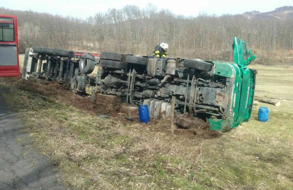 Pri nehode kamióna v Krupine sa zranila jedna osoba, do pôdy vytiekli stovky litrov nafty