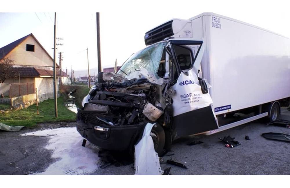 Nepozornosť vodiča zapríčinila zrážku s nákladiakom, z auta ho museli vystrihávať hasiči