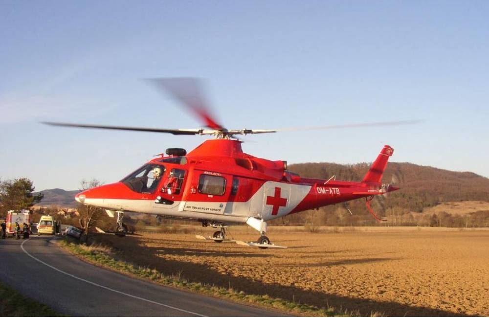 Zranenú ženu po dopravnej nehode musel previesť záchranársky vrtuľník, utrpela viacero poranení
