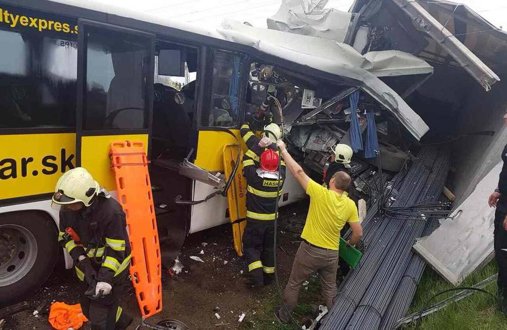 Tragická nehoda pri Badíne: Zrážku autobusu s kamiónom neprežili dvaja ľudia, zasahoval aj vrtuľník