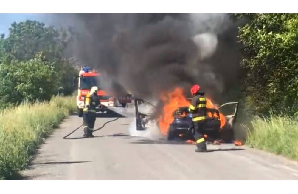 Manželom zhorelo auto pred ich očami, kývali na okoloidúcich vodičov no nikto im nepomohol