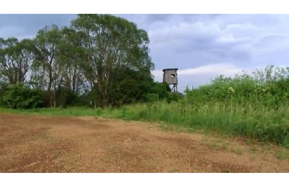 Pod poľovníckym posedom vo Zvolenskej Slatine našli mužské telo, mohlo tu ležať aj týždne