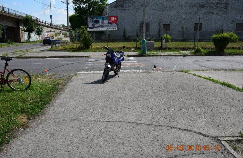 Foto: 18-ročný motocyklista zrazil na priechode pre chodcov otca s dcérou, polícia mu zadržala vodičák