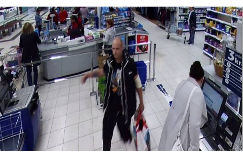 Foto: Polícia hľadá tohto muža: kradol v obchode a napadol pracovníka SBS