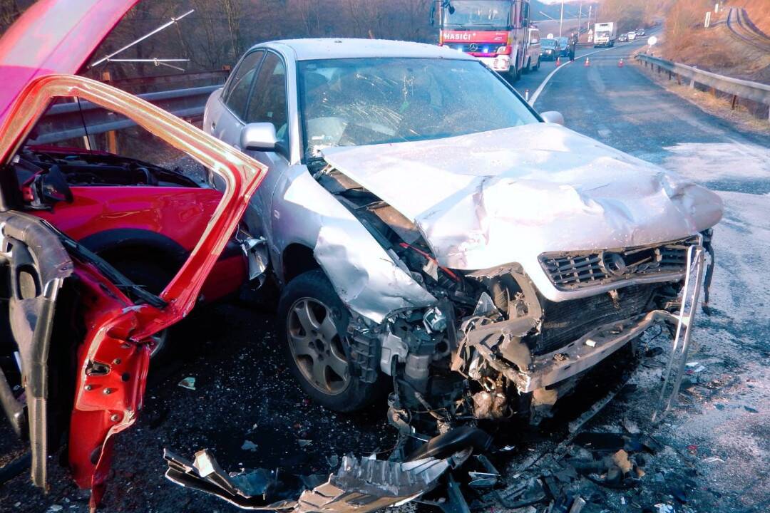 Pri nehode medzi Hronskou Dúbravou a Trnavou Horou sa zranili dvaja ľudia. Spôsobil ju 24-ročný vodič