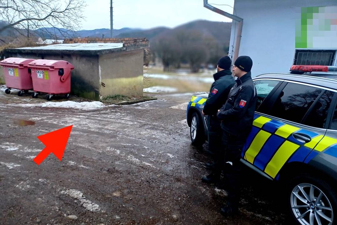 Policajti zachránili život mladíkovi z Lučatína. Pošmykol sa na ľade a upadol do bezvedomia