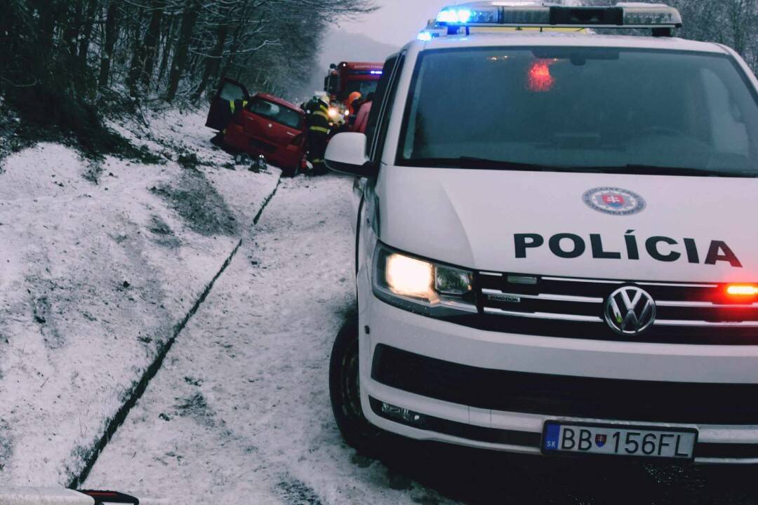 FOTO: Cesta z Brezna skončila prevráteným autom. Vodička nezvládla jazdu po zasneženej ceste