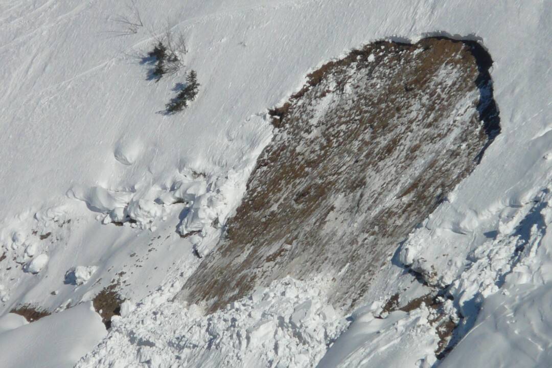 Na vrchu Krížna strhla lavína dvoch lyžiarov. Jeden z nich počas prevozu zraneniam podľahol