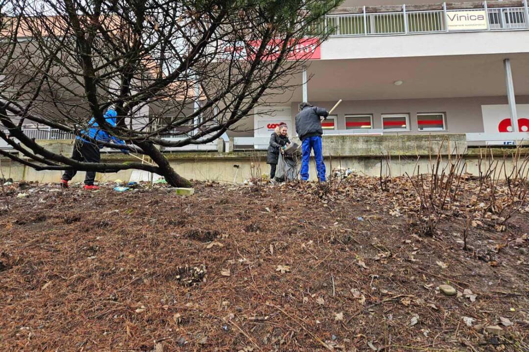 FOTO: V Banskej Bystrici odstraňujú z ulíc neporiadok. Ktoré lokality už vyčistili?