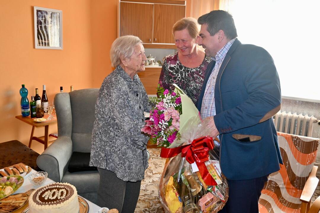 FOTO: Oslávila vzácne životné jubileum. Mária Medveďová z Brezna má sto rokov