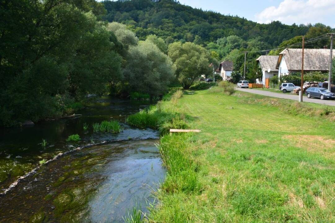 Ekológom a dobrovoľníkom sa podarilo vyčistiť šesťkilometrový úsek rieky Slatina