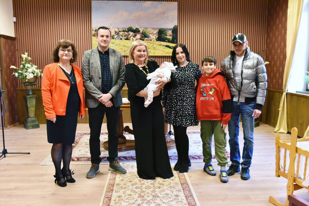 Foto: Prvým Lučenčanom v roku 2024 sa stal Miško. Do života ho uvítala už aj primátorka mesta