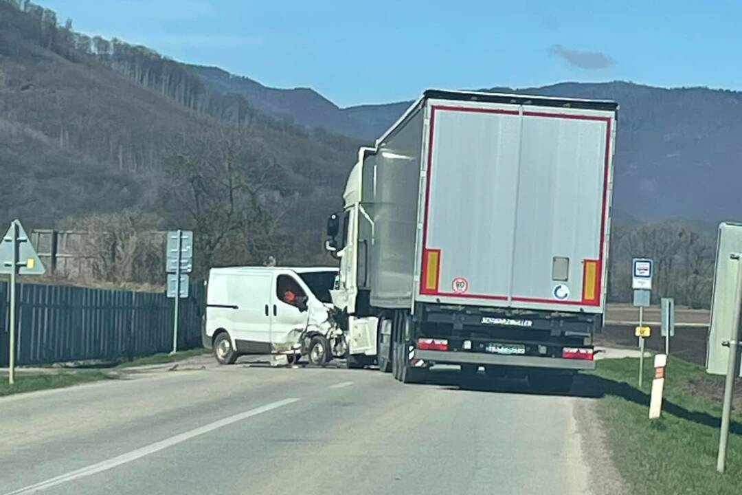 Pozor na dopravnú nehodu medzi Revúcou a Muráňom. Zrazil sa kamión s dodávkou