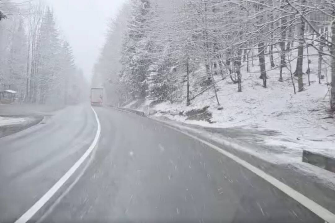 VIDEO: Na ceste na Donovaly dnes snežilo. Pre niekoho idylka, pre mnohých vodičov problém
