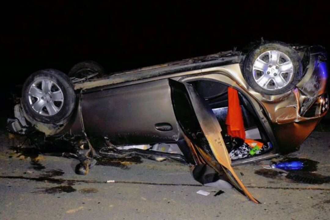 FOTO: Auto skončilo prevrátené na streche. Opitá vodička havarovala medzi obcami Semsúrov a Veľký Blh