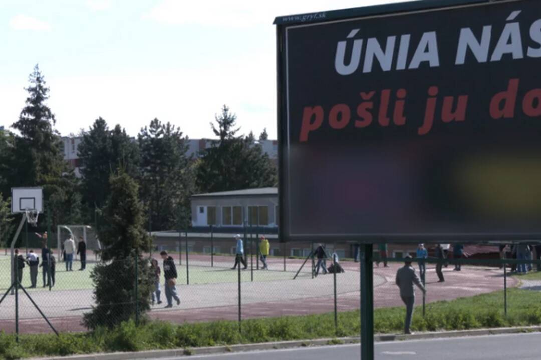 Vulgárny bilbord pred školou v Banskej Bystrici pobúril rodičov. Mesto ho žiada odstrániť