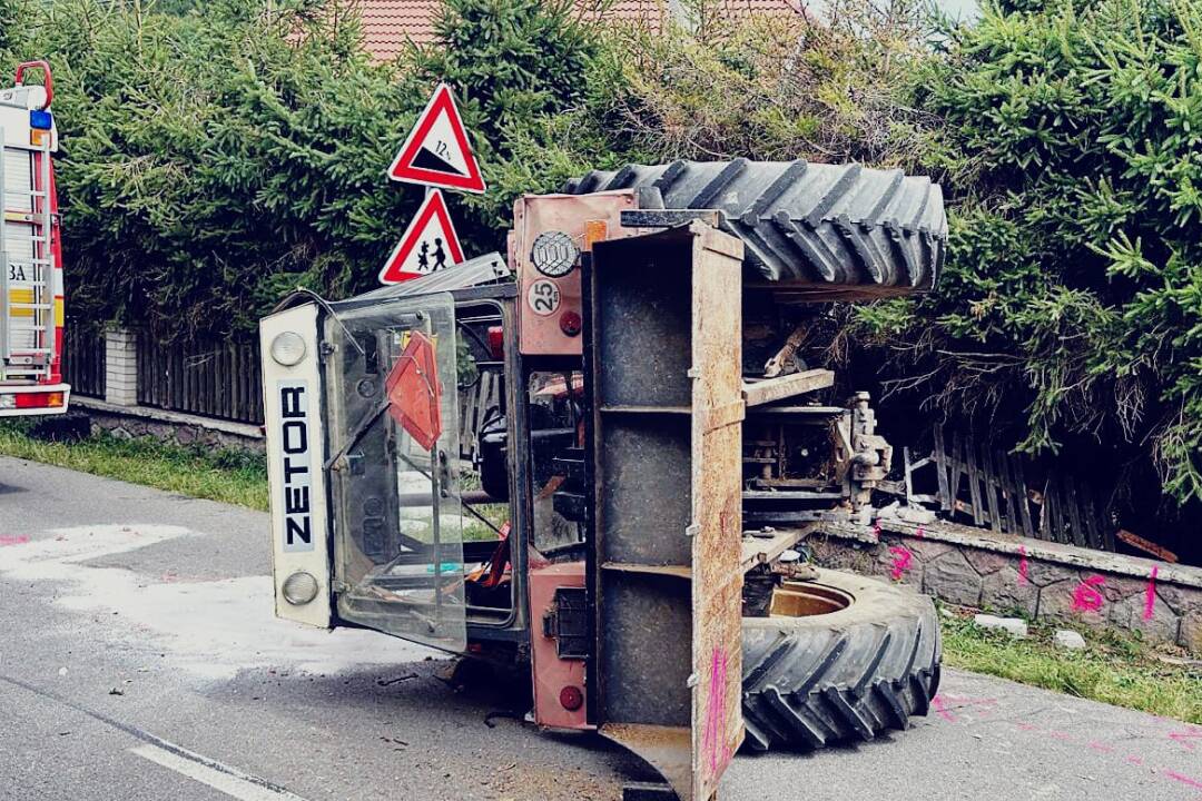 FOTO: Tragická nehoda pri Banskej Štiavnici. Chlapec sa prevrátil s traktorom, na mieste zomrel. 