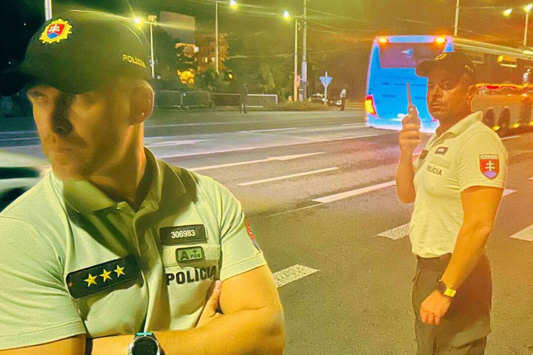 Foto: Krik, nadávky a výstrely v Banskej Bystrici? Obyvatelia sídliska na miesto zavolali políciu
