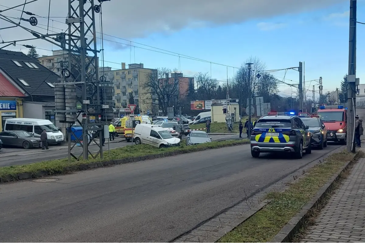Foto: Nehoda vo Zvolene na Ulici Viliama Paulínyho Tótha, zrazili sa dve autá, úsek je neprejazdný
