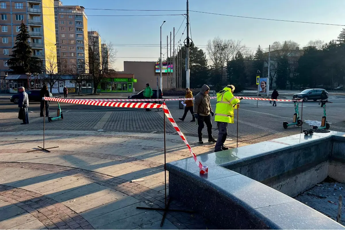 FOTO: Na Námestí slobody v Banskej Bystrici je aktuálne rušno. Pozrite si, čo sa tam deje