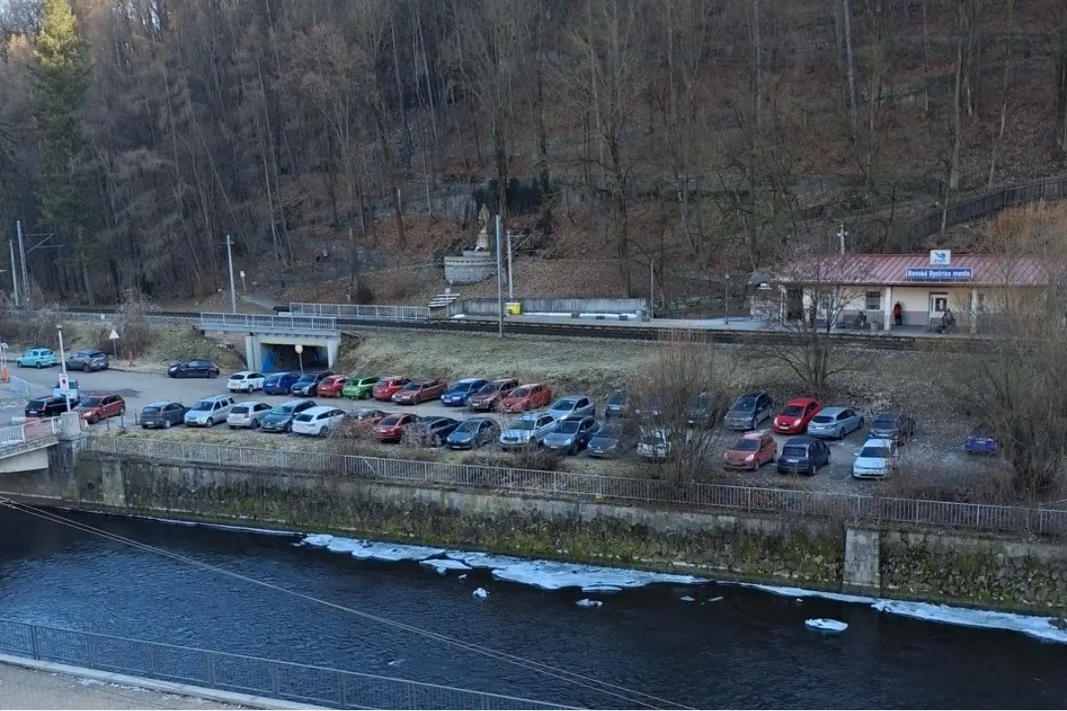 Foto: V Banskej Bystrici pri stanici by mala vzniknúť kaviareň s tančiarňou. Miestni by však radšej zachovali parkovisko