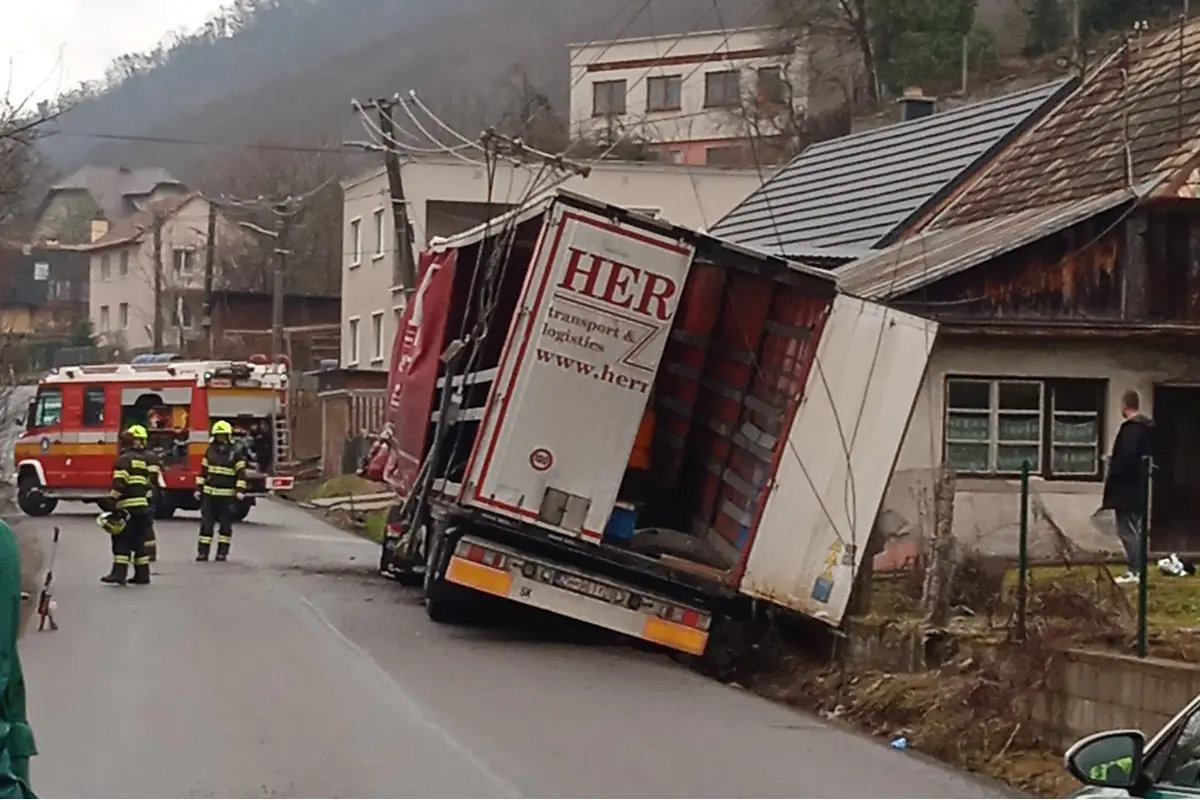 FOTO: V obci Brehy smerom z Rudna nad Hronom havaroval kamión. Zrazil chodkyňu, namerali mu 2,5 promile