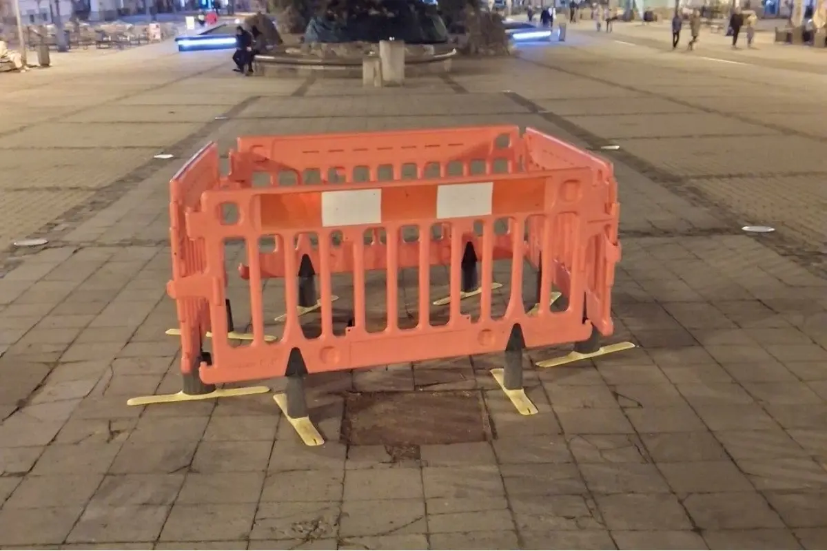 Foto: Na námestí v Bystrici je poškodená diera, ľuďom zábrany, ktoré ju ohraničujú, prekážajú už tri mesiace