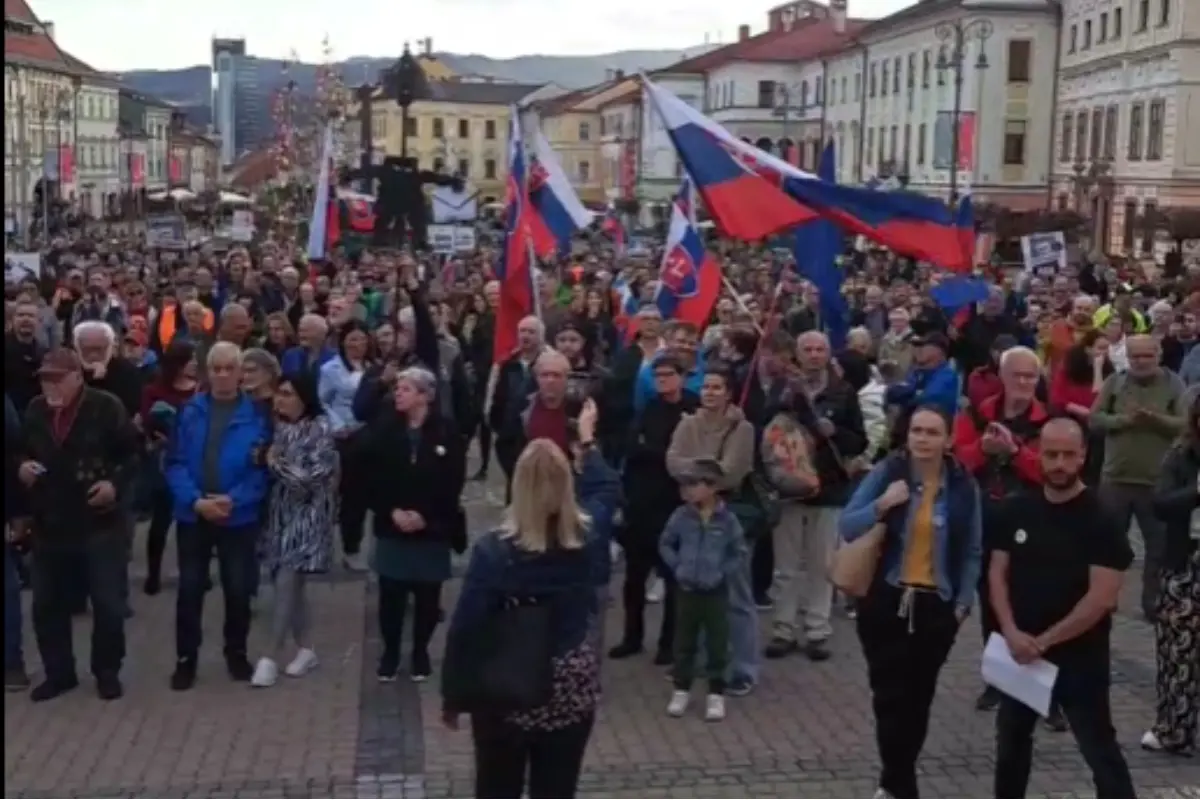 Foto: VIDEO: Dnešný večer sa niesol v duchu protestov. V Banskej Bystrici sa zišlo do 2 500 ľudí