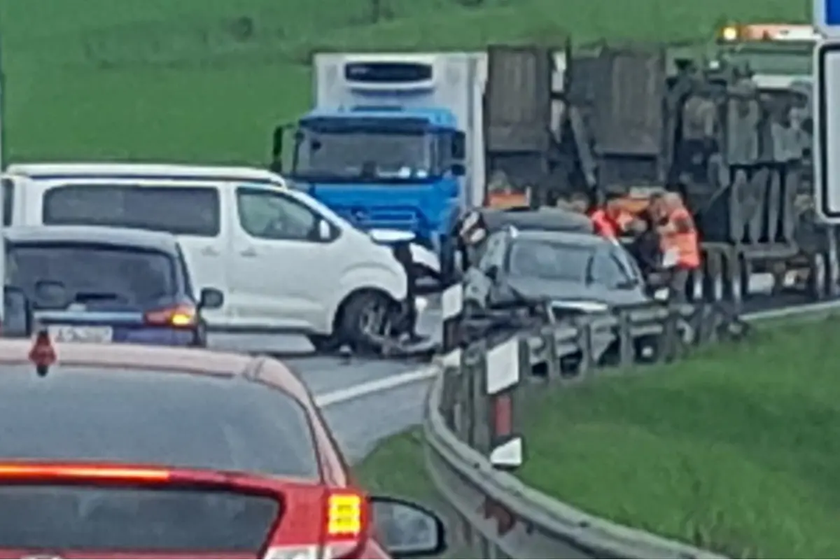 Foto: Na výjazde zo Zvolena pri odbočke na Lieskovec sa zrazili dve autá, rátajte so zdržaním