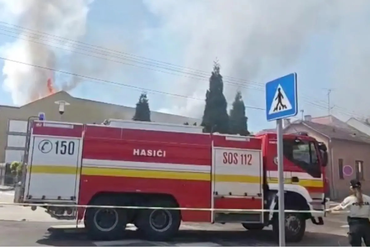 Foto: Dramatické dopoludnie v Lučenci. Požiar budovy uzavrel Železničnú ulicu