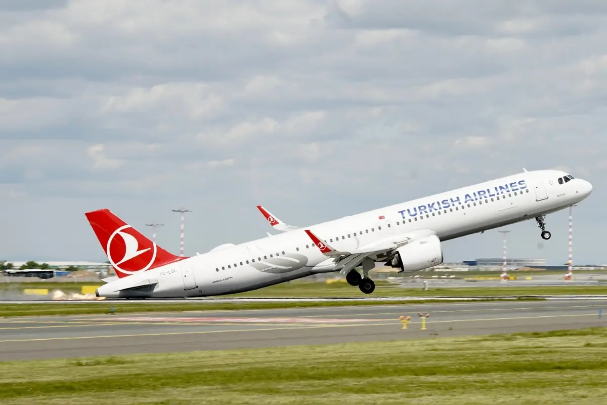 Foto: Pilot vyzval cestujúcich do Prahy, aby sa modlili. Lietadlo Turkish Airlines škrtlo chvostom o ranvej a muselo vzlietnuť