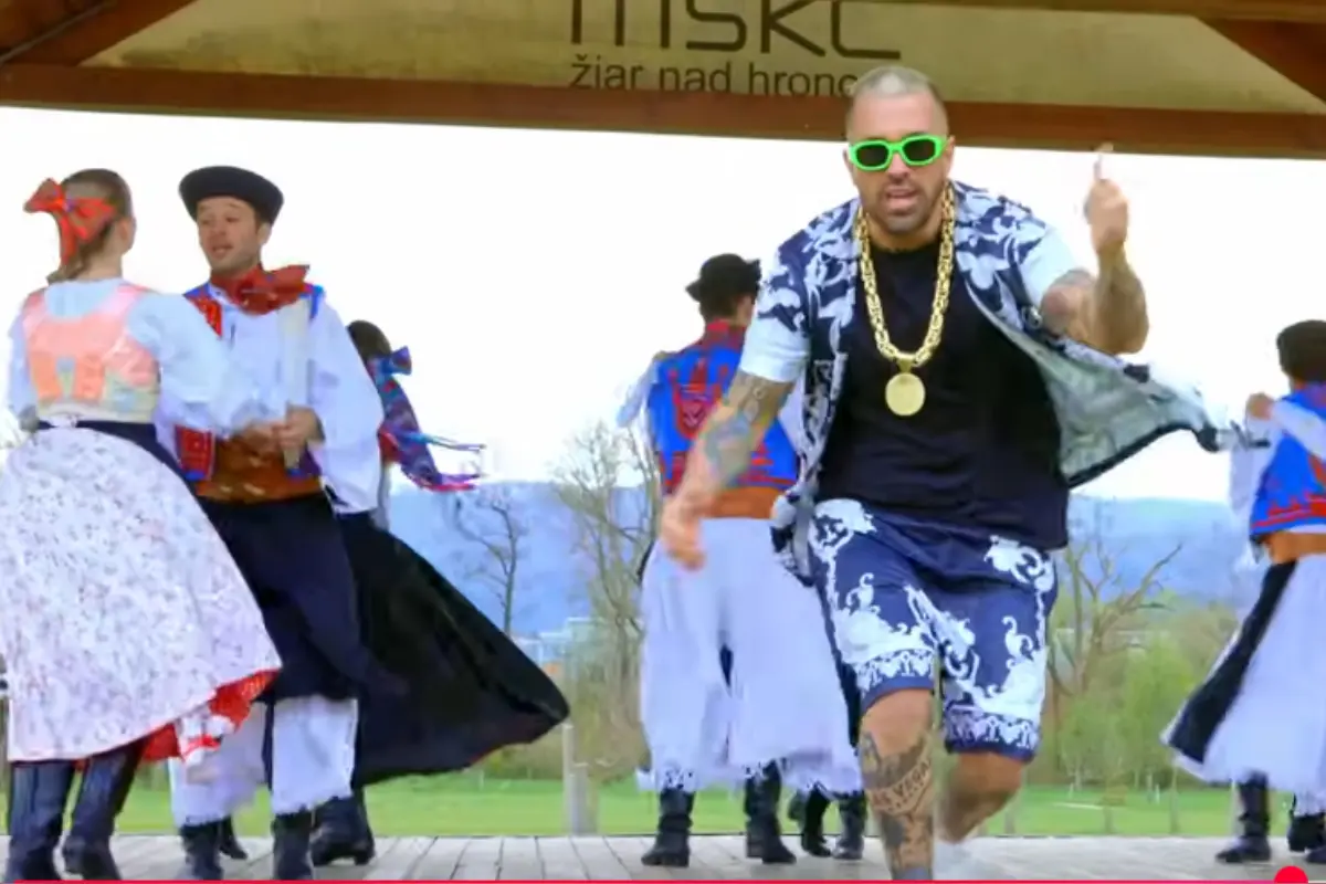 Foto: VIDEO: Žiarsky folklórny súbor Hron zažiaril vo videoklipe s Reném Rendym, čo naňho hovoríte?
