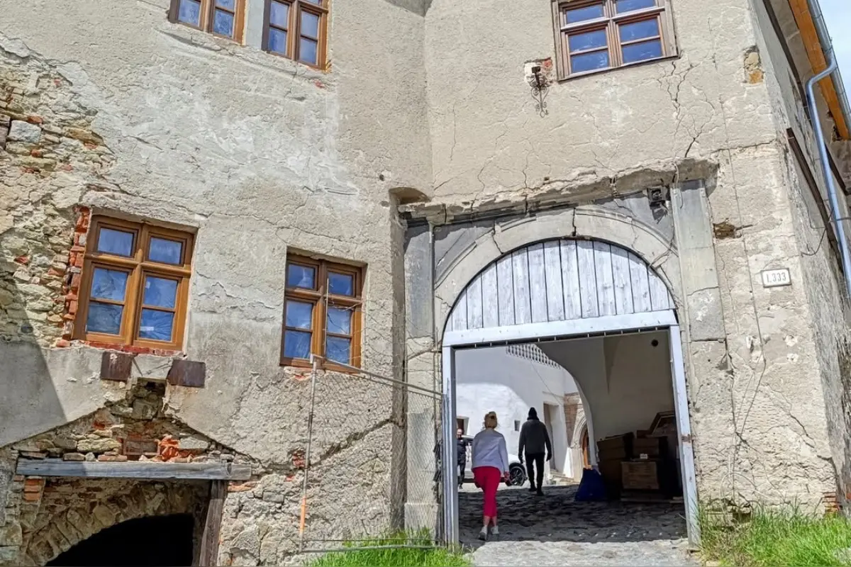 Foto: Nové eurookná na pamiatke UNESCO v Štiavnici pobúrili obyvateľov, ako je možné, že sa niečo také schválilo?