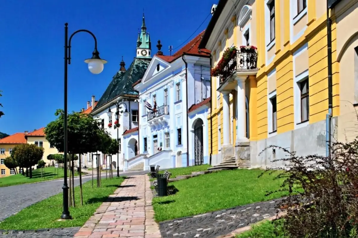 Foto: Zmiznú konečne splašky z potoka? Kremnica sa chystá na výstavbu novej kanalizácie