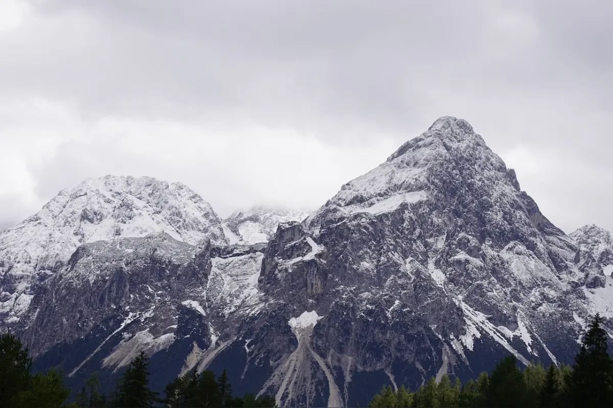 Foto: Vo švajčiarskych Alpách sa našli telá piatich lyžiarov, horolezci tam najprv objavili opustené lyže