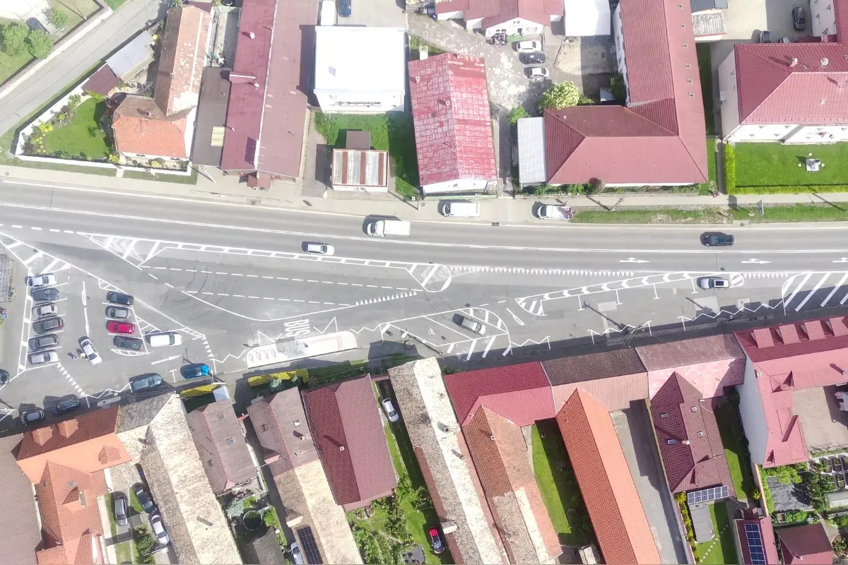 Foto: Nový ostrovček a značenie v Zvolenskej Slatine pobúrili miestnych. Na čo to bolo dobré?, pýtajú sa