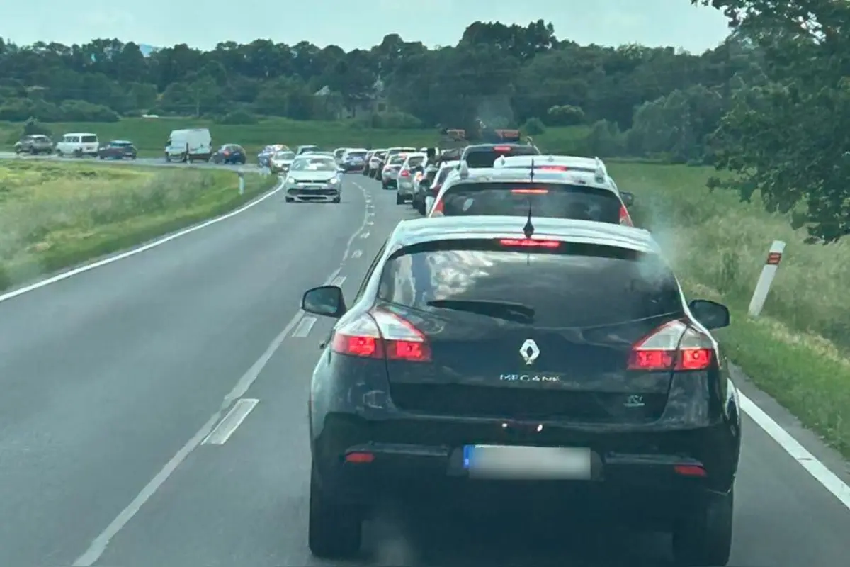 Medzi Bystricou a Zvolenom došlo k vážnej nehode, zrazil sa motorkár s autom, úsek bol ťažko prejazdný
