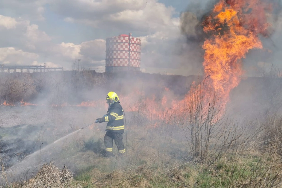 Foto: V siedmich okresoch Banskobystrického kraja platí zvýšené riziko vzniku požiarov, upozorňujú hasiči