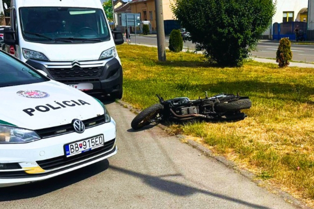 Foto: Naháňačka v Rimavskej Sobote. Motorkár bez vodičáku sa snažil aj po páde ujsť, mal pri sebe podozrivú látku