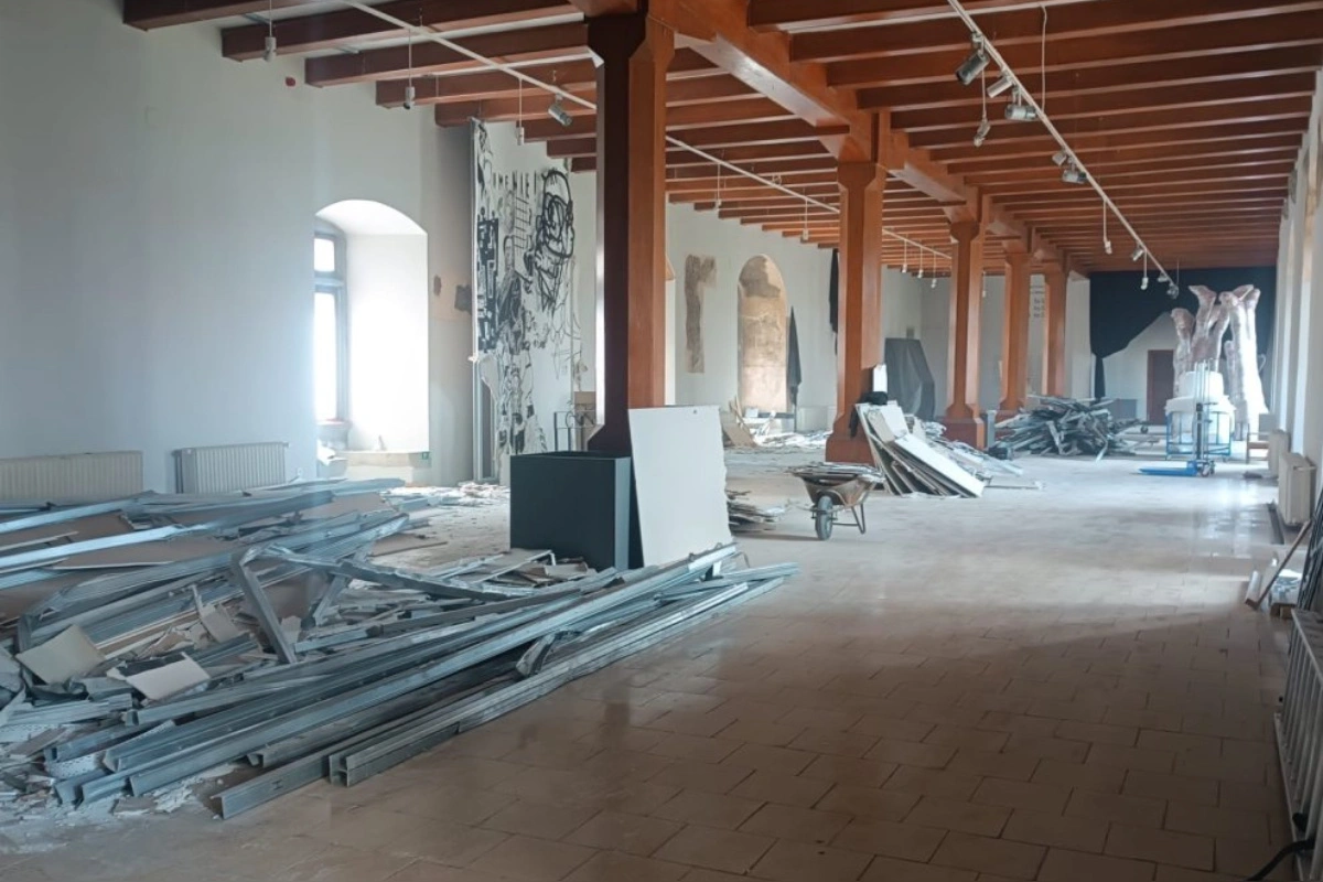 Foto: VIDEO: Na Zvolenskom zámku zničili veľkorozmerné dielo a hodili ho do kontajnera bez vedomia autorov